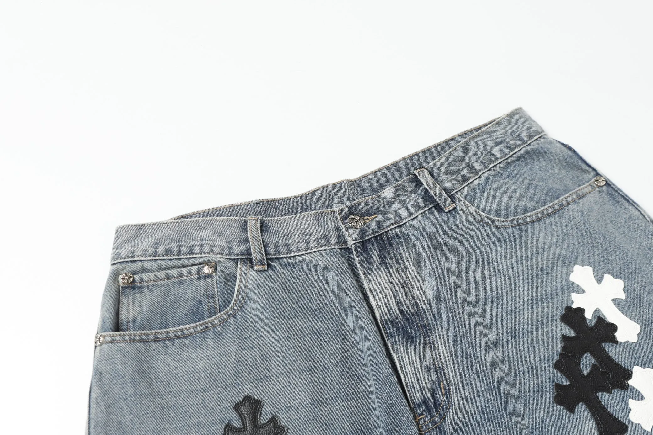 KE301 P270 The only correct leather label version on the market Chrome Hearts CH Heavy-duty washed distressed wide-leg jeans Top ceiling quality 100% correct version The correct version is here!  Believe me this must be the best quality you will ever come across! ! Excellent value for money! !  Styles with different washes and textures are very friendly to people with thin legs and thick legs. The straight version is very flattering to the shape of the legs. The moderate length is timeless and easy to match. It is the basis of various styles and a must-have in the wardrobe! ! Add a little stacking to make the atmosphere easy to control. The fabric is stiff but the upper body is soft without losing texture. The sides and cuffs of some styles have a bone-wash effect. It’s really hard not to love it!  ✅Correctly customize the Croxin metal leather label on the back panel. It is definitely not sold directly with the cross on the finished jeans. 1:1 copying strives for excellence and the details are perfectly grasped. ✅The cross leather label is clear and smooth. Exquisite turning top craftsmanship. ✅Buttons, zippers and hardware are all customized versions of the Croxin LOGO. ✅High-cost washing process. Size: 28 30 32 34 36